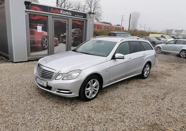 Mercedes-Benz Klasa E cena 49897 przebieg: 300000, rok produkcji 2010 z Racibórz małe 407